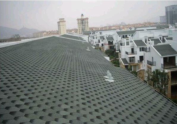 雙層菱形油氈瓦屋面施工現(xiàn)場(chǎng)(圖1) 迪斯卡維油氈瓦屋面施工現(xiàn)場(chǎng)圖展示